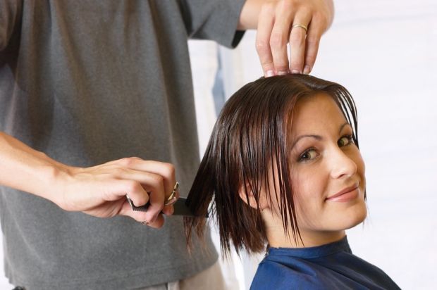 Cabeleireira mostra como um simples corte de cabelo pode fazer toda a  diferença no visual